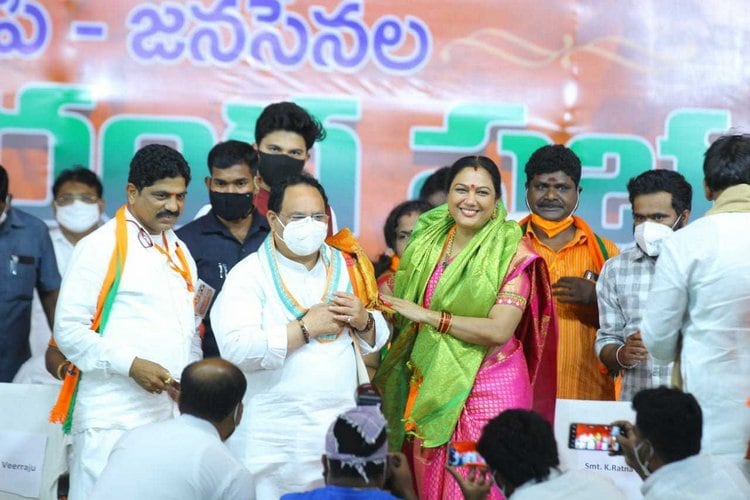  తిరుపతి ఉప ఎన్నికలో భాగంగా నెల్లూరులో జరిగిన ఎన్నికల ప్రచారసభ వేదికగా సోమవారం ఆమె బీజేపీలో చేరారు. ఆ పార్టీ జాతీయ అధ్యక్షులు జేపీ నడ్డా సమక్షంలో  కాషాయ కండువా కప్పుకున్నారు. ఆ వెంటనే తిరుపతి ఉప ఎన్నికలో బీజేపీ అభ్యర్థి రత్నపభ తరఫున ఎన్నికల ప్రచారం మొదలు పెట్టారు కూడా.. కానీ తొలి ప్రచారంలోనే పార్టీ పెద్దలకు చుక్కలు చూపించేశారు. తిరుపతి లోక్‌సభ ఉప ఎన్నికలో పోటీ చేస్తున్న అభ్యర్థి పేరు కూడా సరిగ్గా పలకక పోవడం, తర్వాత దాన్ని కవర్ చేసుకుంటూ ఆమె చేసిన వ్యాఖ్యలు అందరిలో నవ్వులు పూయించాయి.