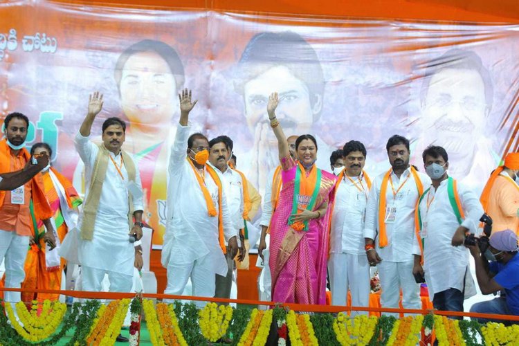  సాధారణ ఓటరుకి కూడా తిరుపతిలో జరుగుతున్నది లోక్ సభ ఉప ఎన్నిక అని తెలిసే ఉంటుంది. కానీ తిరుపతిలో జరుగుతోంది అసెంబ్లీ ఎన్నికా.. లోక్‌సభ ఎన్నికా అన్నదానిపై కూడా హేమకు క్లారిటీ లేకుండా పోయింది. ఆమె అక్కడితోనే ఆగలేదు.. బీజేపీ అభ్యర్థి పేరు కూడా పలకడానికి హేమ ఇబ్బందిపడ్డారు. దీంతో ఆమె పక్కన ఉన్న వారు అభ్యర్థి పేరు ‘రత్నప్రభ’ అని చెప్పడంతో ఉన్నట్లుండి హేమ సీరియస్ అయ్యారు. పార్టీలో చేరి రెండు నిమిషాలు కాకముందే.. బీజేపీ నేతలకు ఓ రేంజ్‌లో షాకిచ్చారు. నాకు అన్నీ తెలుసు.. మీరేమీ చెప్పొద్దంటూ క్లాస్ పీకారు.