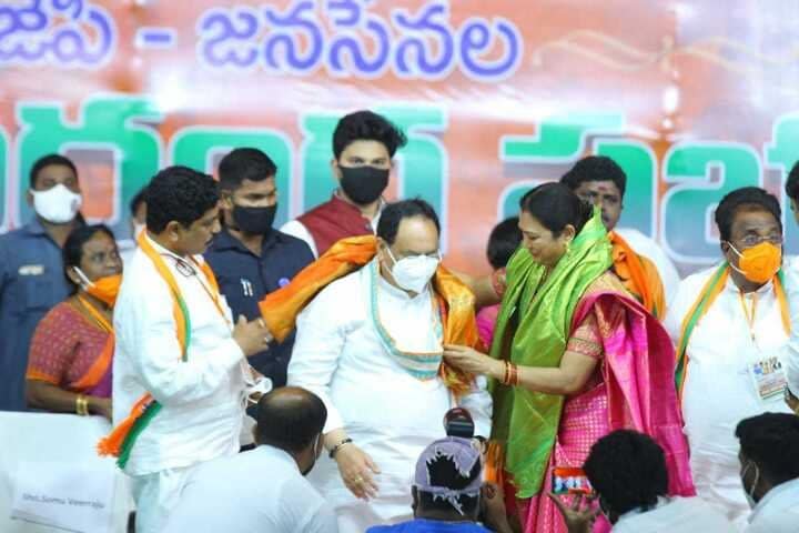  పార్టీ బీజేపీ అభ్యర్థి రత్నప్రభ తనకు బాగా తెలుసు అన్నారు. తాను అన్నీ నేర్చుకొనే వచ్చాను అన్నారు. తనకు ఎవరూ నేర్పించాల్సిన అవసరం లేదన్నారు. మధ్యలో ఎవరైనా మాట్లాడిత మీడియా వాళ్లు ఇష్టమొచ్చినట్టు రాస్తారని.. ప్లీజ్, తనకు మాట్లాడే అవకాశం ఇచ్చారు కదా! తానే మొత్తం చెబుతాను అన్నారు. తిరుపతి ఓటర్లు రత్నప్రభకు భారీగా ఓట్లు వేసి గెలిపించి.. అసెంబ్లీకి పంపించాలని కోరుతున్నాను అన్నారు. దీంతో పక్కనే ఉన్న అభ్యర్థి రత్న ప్రభ షాక్ కు గురి అవ్వగా.. సభలో ఉన్న వారంతా ఒక్కసారిగా నవ్వుకున్నారు.