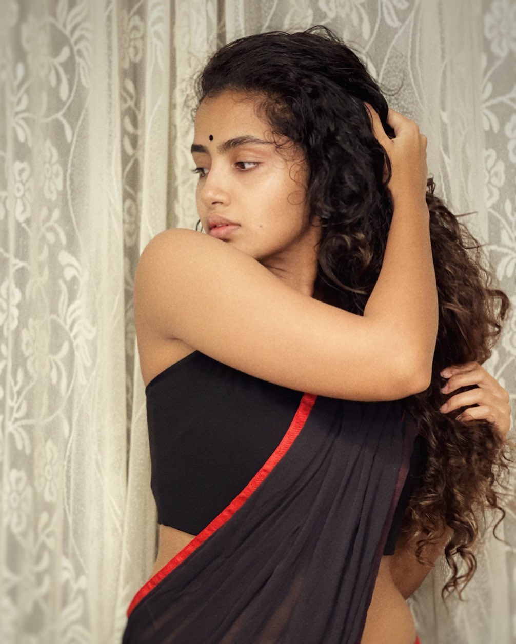  అనుపమ హాట్ ఫోటో షూట్  Photo: Instagram