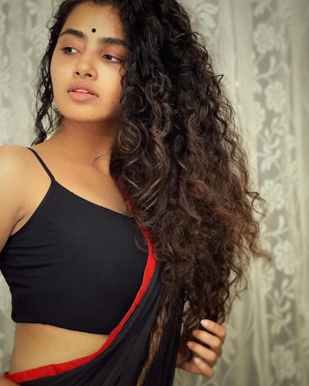  అనుపమ హాట్ ఫోటో షూట్  Photo: Instagram