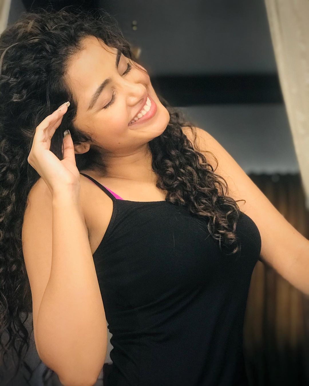 Anupama Parameswaran: You know how popular Anupama Parameswaran is with the Malayalam movie 'Premam'. With that film, Anupama got a lot of film opportunities in Telugu as well. Then it continues to do the opposite of our Telugu heroes. In the meanwhile Anupama is a bit behind the scenes. Currently the chances for Anupama are not big. This increased the Costa Heat. Part of it is doing hot photo shoots. Photo: Instagram