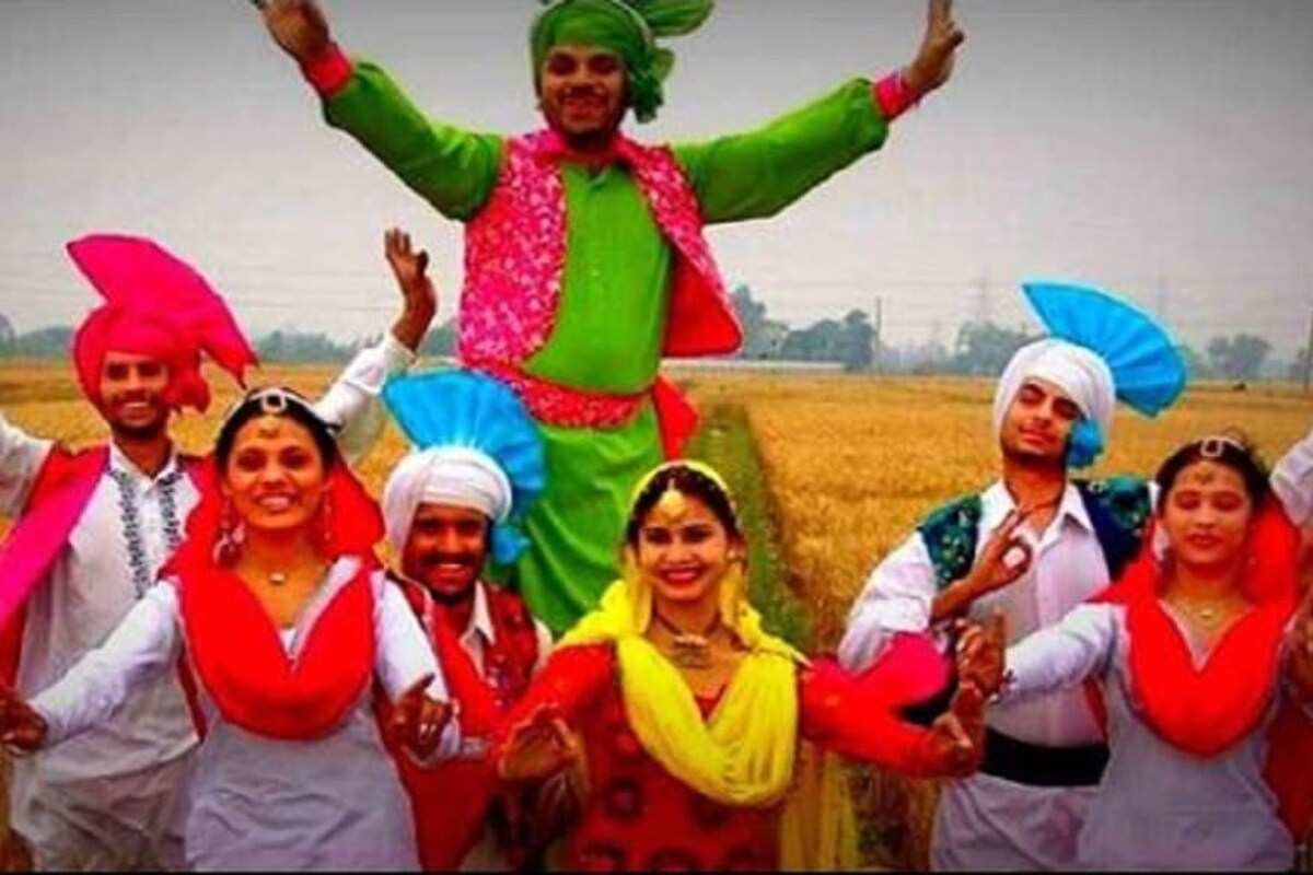  తెలుగు పంచాంగంలో మొదటిదైన చైత్ర మాసంలో ఉగాది పండుగ ప్రారంభమవుతుంది. పంజాబ్ ప్రజలు ఇదే రోజున బైసాకీ (Baisakhi) ఉత్సవం జరుపుకుంటారు. ఇది పల్లెల్లో బాగా కనిపిస్తుంది. ఈ రోజున వారు పొలాల్లో సంప్రదాయ నృత్యాలతో అలరిస్తారు. ఎంతో కలర్‌ఫుల్‌గా ఉంటుంది ఈ వేడుక. (image credit - twitter)