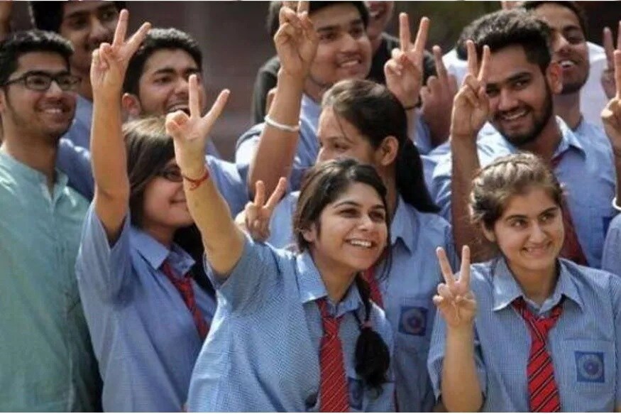  7. గతేడాది స్పెషల్ క్రైటీరియన్ పద్ధతిలో ఫలితాలను ప్రకటించింది సీఐఎస్‌సీఈ. ఫలితాల కోసం మూడు పారామీటర్లను పరిగణలోకి తీసుకుంది. బోర్డ్ ఎగ్జామ్‌లో బెస్ట్ మూడు సబ్జెక్టుల్లో వచ్చిన మార్కులు, సబ్జెక్ట్ ప్రాజెక్ట్, ప్రాక్టికల్ వర్క్‌ను పరిగణలోకి తీసుకుంది. ఇందులో వచ్చిన మార్కుల ఆధారంగా ఫలితాలను ప్రకటించింది. (ప్రతీకాత్మక చిత్రం)