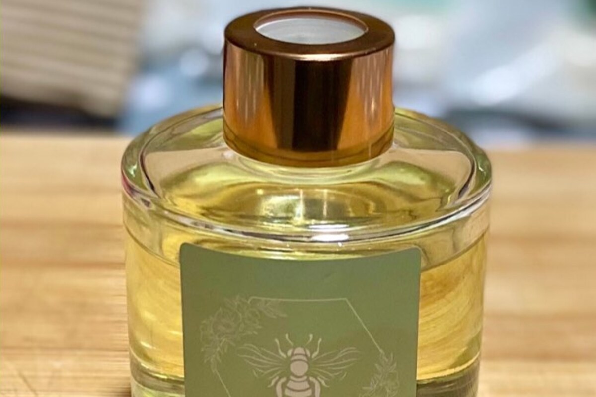  Citrus scents: మీలో నాయకత్వ లక్షణాలు ఉన్నాయా... మీరు ముందుండి నడిపిస్తూ ఉంటారా... వివిధ సందర్భాల్లో మీ కుటుంబ సభ్యులు, ఫ్రెండ్స్ మీకు కీలక బాధ్యతలు అప్పగిస్తూ ఉంటారా... అయితే... మీరు పుల్లటి వాసన వచ్చే సిట్రస్ సెంట్లను ఇష్టపడే అవకాశం ఉంటుంది. మనసులో స్థిరమైన ఆలోచనలు, బలమైన ఆకాంక్షలు, స్ట్రాంగ్‌గా ఉండేవారు... పుల్లటి పండ్ల సెంట్లను ఇష్టపడతారు. వీరిలో ధైర్యం కాస్త ఎక్కువగా ఉంటుంది. సాహసాలు చెయ్యడానికి వెనకాడరు. (image credit - twitter)