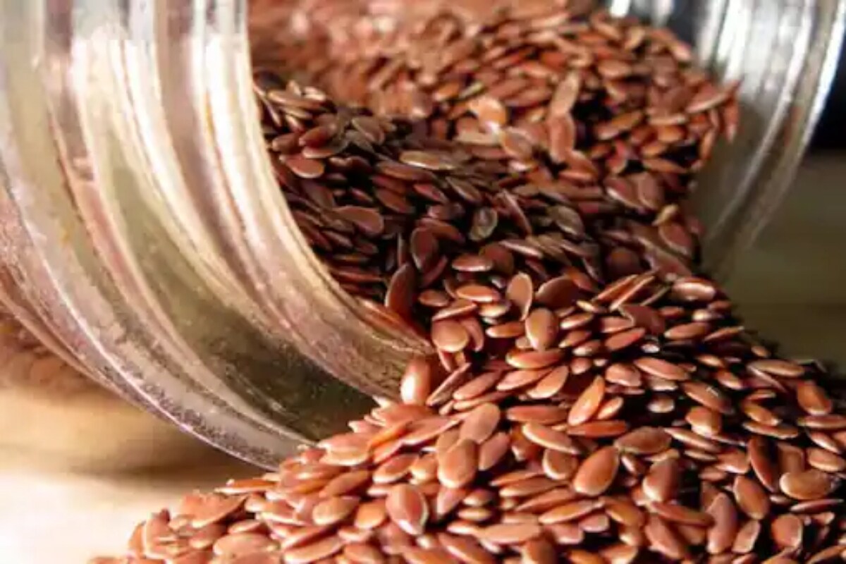  Flax seeds (అవిసె గింజలు): వీటిలో ప్రోటీన్, ఫైబర్ ఎక్కువ. ఇవి తేలిగ్గా జీర్ణం అవ్వడమే కాదు... రుచిగా కూడా ఉంటాయి. వీటిని వేపుకొని తినవచ్చు. టైమ్ పాస్‌గా కూడా తినవచ్చు. (image credit - twitter)