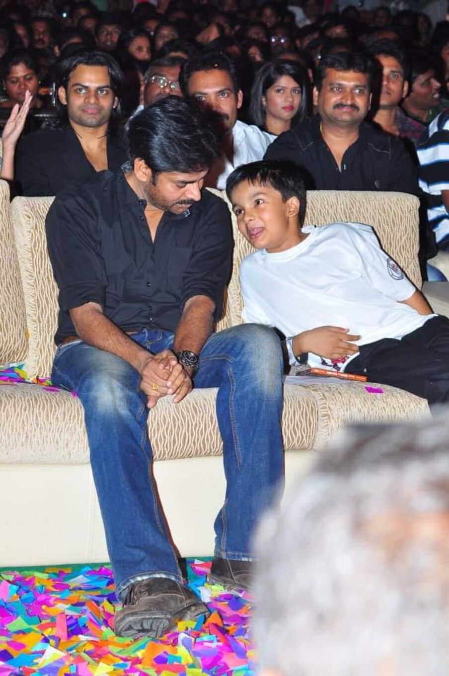  అకిరాకు చాలా విషయాల్లో తండ్రి పోలికలే వచ్చాయని చెప్పాలి. పవన్ లాగానే.. అకిరా కూడా బాక్సింగ్, కరాటే.. లాంటి మార్షల్ ఆర్ట్స్ లో శిక్షణ తీసుకుంటున్న సంగతి తెలిసిందే. అకిరా సినిమాల్లోకి వస్తాడో రాడో తెలీదు కానీ అన్ని రకాల విద్యలు నేర్చుకుంటున్నాడు.