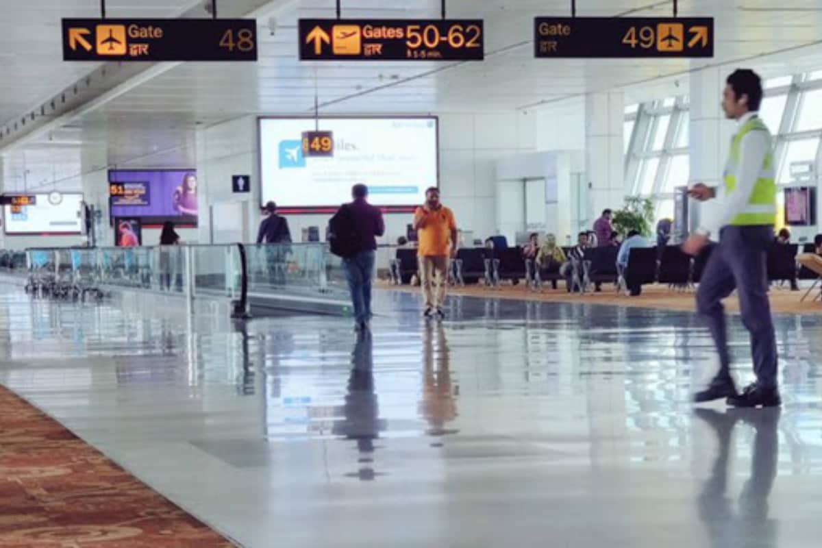  కర్ఫ్యూ టైమ్ లో హైదరాబాద్ చేరుకుంటే ప్రయాణానికి సంబంధించిన టికెట్ చూపిస్తే ఇళ్లకు వెళ్లనిస్తామని పోలీసులు చెబుతున్నారు. వారని పికప్ చేసుకునేందుకు వెళ్లే వారు సైతం తమ బంధువులు, స్నేహితుల ప్రయాణానికి సంబంధించిన టికెట్స్ చూపిస్తే వదిలేస్తామని వివరణ ఇచ్చారు.