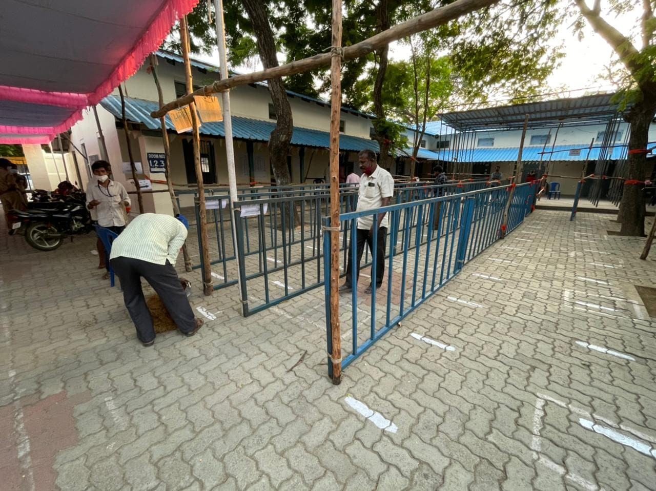  శ్రీకాళహస్తి లోని స్కిట్  కళాశాల నుంచి శ్రీకాళహస్తి సత్యవేడు నియోజకవర్గంలోని పోలింగ్ కేంద్రాలకు ఎన్నికల సామాగ్రి, ఎన్నికల సిబ్బంది తరలింపు ప్రక్రియ చేశారు.  అన్ని పోలింగ్ కేంద్రాలకు ఎన్నికల సామాగ్రి తరలింపు పోలింగ్ కేంద్రాల్లో ఏర్పాట్లు  తదితర అంశాలను ఎన్నికల పర్యవేక్షణ అధికారులతో సమీక్షించారు.