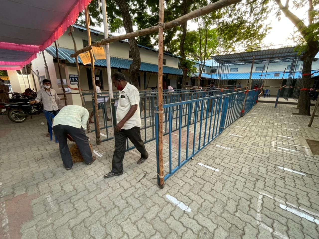  యోజకవర్గం వ్యాప్తంగా 144 సెక్షన్‌ విధించారు. నెల్లూరు జిల్లాలో నాలుగు అసెంబ్లీ నియోజకవర్గాల్లో పోలింగ్ జరుగుతుంది. దాదాపు 3 వేలమంది పోలీసులతో భద్రతాఏర్పాట్లు చేసినట్టు జిల్లా ఎస్పీ చెప్పారు.  కేంద్ర బలగాలకు తోడు మైక్రో అబ్జర్వర్ లను నియమించినట్లు తెలిపారు. 528 పోలింగ్ కేంద్రాల్లో వెబ్ కాస్టింగ్ ద్వారా ఎన్నికలను పర్యవేక్షించనున్నట్లు తెలిపారు. ఎన్నికలను బహిష్కరించే  గ్రామం ఏదైనా ఉంటే అక్కడికి  ఎమ్మార్వో వెళ్లి వారితో చర్చించి సమస్యను పరిష్కరిస్తారని తెలిపారు.