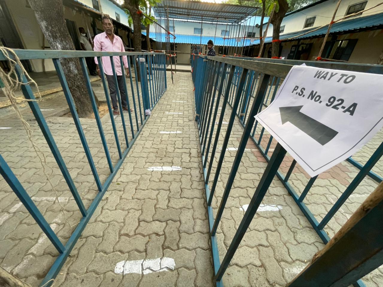  జిల్లా కలెక్టర్ హరి నారాయణ మాట్లాడుతూ జిల్లా పరిధిలోని శ్రీకాళహస్తి సత్యవేడు తిరుపతి నియోజకవర్గాల పరిధిలో 1057 పోలింగ్ కేంద్రంలో ప్రశాంత వాతావరణంలో ఎన్నికల నిర్వహణకు ఏర్పాట్లు చేసినట్లు వివరించారు. దాదాపు 95 శాతం ఓటర్ స్లిప్పులు పంపిణీ చేసినట్లు తెలిపారు.