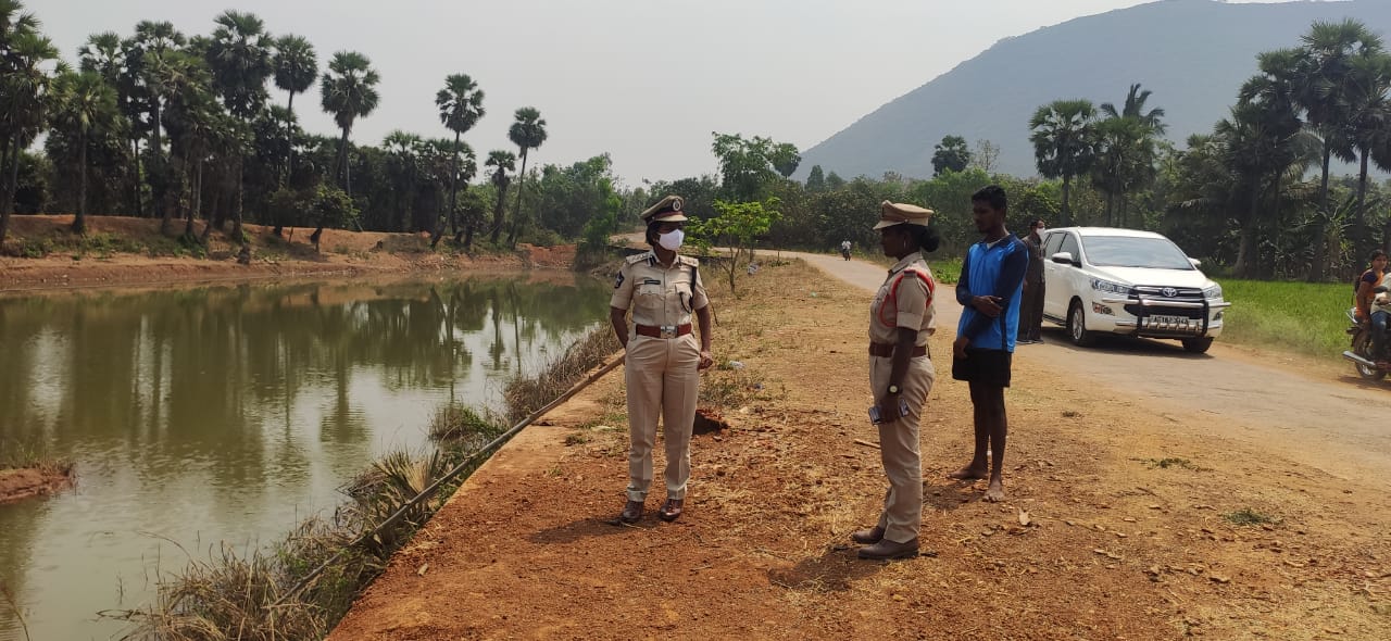  అక్రమ సంబంధం కోసం హత్య చేసినా.. చాలా తెలివిగా అసత్యపు ప్రచారంతో తన భర్త, ప్రియుడు, మేనల్లుడి సహకారంతో కొడుకును అతి కిరాతకంగా హత్య చేసిన ఘటన వెలుగులోకి వచ్చింది. విజయనగరం జిల్లా నెల్లిమర్ల మండలం పున్నపురెడ్డి పేట లో జరిగిన ఈ దారుణ ఘటన చోటు చేసుకుంది. తన అక్రమ సంబంధం గురించి కొడుక్కి తెలియడంతో.. తన భర్తకు ఎక్కడ చెబుతాడో అని బయడపిన ఆమె.. ఆస్తి కోసం గొడవ చేస్తున్నాడంటూ భర్తను నమ్మించి.. దత్తత తీసుకుని 24 ఏళ్ల పాటు పెంచిన కొడుకును తన భర్తతో హత్య చేయించింది.