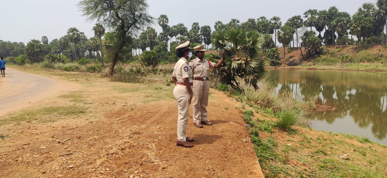  గత నెల 16న చీపురుపల్లిలో అమ్మవారి పండగను చూసొచ్చి తాగిన మైకంలో పశువుల శాలలో నిద్రిస్తున్న ప్రసాదును నైలాన్ తాడుతో కాళ్లు చేతులు కట్టేసారు. ప్రసాదు అరవకుండా ప్యాకింగ్ టేపును నోటికి, ముక్కుకు కట్టేసి ఊపిరాడకుండా చంపేశారు. ప్రసాదు చనిపోయాడని నిర్థారించుకుని అక్కడ నుంచి మృతదేహాన్ని బండిపై తీసుకొచ్చి నెల్లిమర్ల మండలం వెంకన్నపాలెం గ్రామంలోని జగ్గునాయుడు చెరువులో పడేసి ఏం తెలియనట్టు వెళ్ళిపోయారు. ఇక సొంత కుమారుడు, జువైనెల్ అయిన పున్నపురెడ్ది రమణ అలియాస్ సంతోష్ ను కూడా హత్య జరిగిన రోజు సహాయం చేసేందుకు వాడుకుంది.