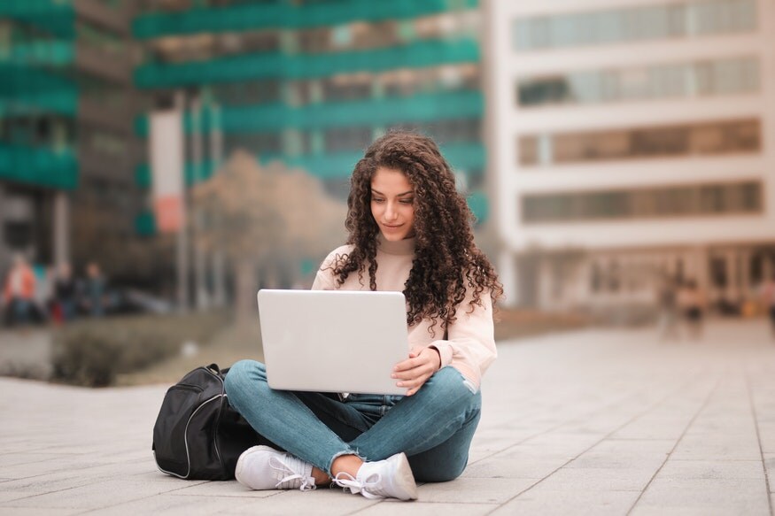  8. JioFiber Rs 3999 Plan: జియోఫైబర్ రూ.3,999 ప్లాన్ తీసుకుంటే 1జీబీపీఎస్ స్పీడ్‌తో ఇంటర్నెట్ ఉపయోగించొచ్చు. అప్‌లోడ్ స్పీడ్, డౌన్‌లోడ్ స్పీడ్ ఒకేలా ఉంటుంది. అన్‌లిమిటెడ్ డేటా వాడుకోవచ్చు. అన్‌లిమిటెడ్ వాయిస్ కాల్స్ ఉచితం. రూ.1,650 విలువైన 15 యాప్స్ మంత్లీ సబ్‌స్క్రిప్షన్ ఉచితం. ఇందులో జియో యాప్స్‌తో పాటు నెట్‌ఫ్లిక్స్ స్టాండర్డ్, అమెజాన్ ప్రైమ్ వీడియో, డిస్నీ+ హాట్‌స్టార్ వీఐపీ, సోనీలివ్, జీ5, సన్ నెక్స్‌ట్, వూట్ సెలెక్ట్, వూట్ కిడ్స్, ఆల్ట్ బాలాజీ, హోయ్‌చోయ్, షెమారూమీ, లయన్స్‌గేట్ ప్లే, డిస్కవరీ+, ఎరోస్ నౌ, జియోసినిమా, జియోసావన్ సబ్‌స్క్రిప్షన్ ఉచితం. (ప్రతీకాత్మక చిత్రం)