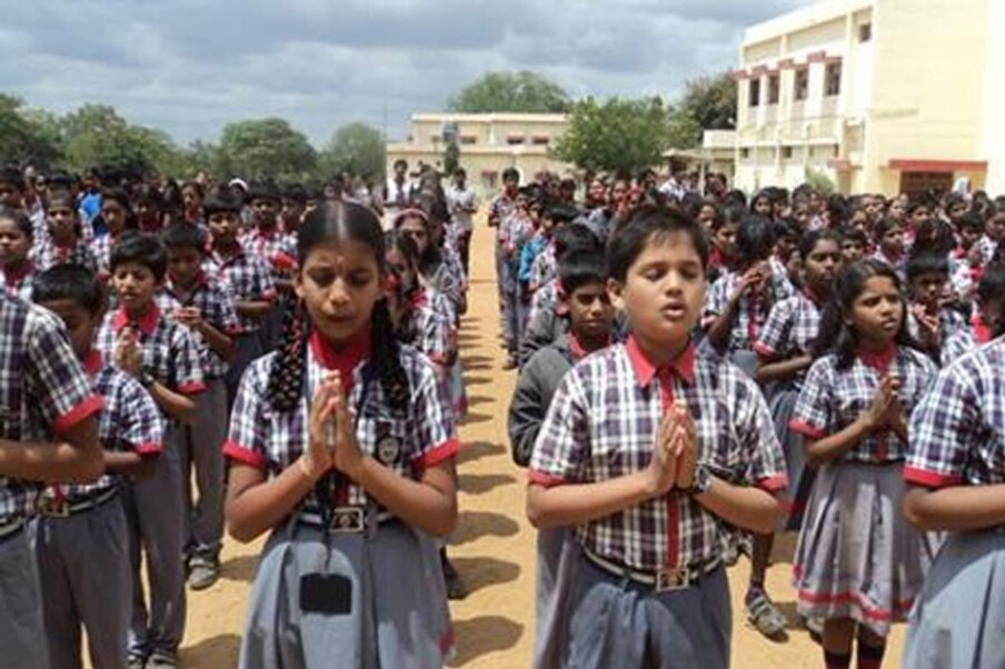  పాఠశాలలు తెరుచుకోవచ్చని వైద్యఆరోగ్యశాఖ ఇప్పటికే ప్రభుత్వానికి నివేదిక ఇచ్చింది. అయితే దీనిపై తెలంగాణ ప్రభుత్వం ఇంకా ఓ స్పష్టమైన నిర్ణయం తీసుకోలేదు.(ప్రతీకాత్మక చిత్రం)