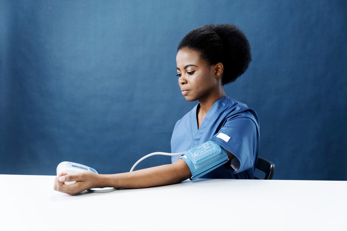  Symptoms of low blood pressure: మనకు లోబీపీ ఉందా లేదా అన్నది కొన్ని లక్షణాల ఆధారంగా తెలుస్తుంది. 1.ఓ కుర్రీ నుంచి పైకి లేచినప్పుడు... డిమ్ముగా, మసకగా ఉంటుంది. 2.కళ్లు మసకగా కనిపిస్తూ ఉంటాయి. చూస్తున్నప్పుడు అక్కడక్కడా చీకటి లాంటి చుక్కలు కనిపిస్తాయి. 3.అలసట బాగా ఉంటుంది. ఏ పనీ ఎక్కువ సేపు చెయ్యలేరు. 4.తేలికపాటి తలనొప్పి ఉంటుంది. 5.వికారంగా ఉంటుంది. 6.మూర్ఛ కూడా వస్తుంది. తరచూ ఇలా అవుతూ ఉంటే... లోబీపీ కావచ్చు. (ప్రతీకాత్మక చిత్రం)