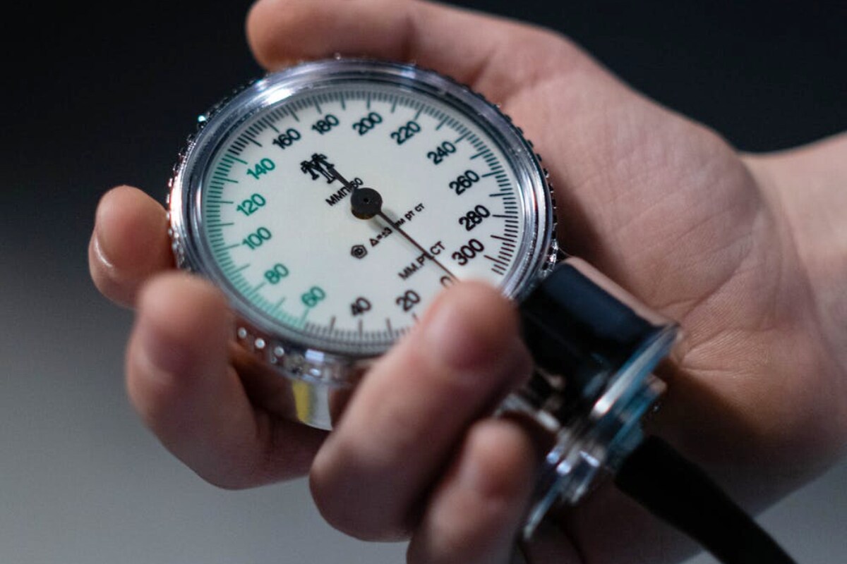  Treatment and tips: లోబీపీ ఎందుకు వచ్చింది అనే దాన్ని బట్టీ... ట్రీట్‌మెంట్ ఉంటుంది. కొన్ని సార్లు కారణాలు తెలియవు. అప్పుడు ట్రీట్‌మెంట్ కూడా కష్టం అవుతుంది. బ్లడ్ ప్రెషర్ తక్కువగా ఉన్నవారు... పైకి లేచేటప్పుడు నెమ్మదిగా లేవాలి. కళ్లు మసకగా ఉంటే... కాస్త ఎక్కువసేపు కూర్చోవాలి. నీరు సరిపడా తాగాలి. వేడి నీటితో స్నానం చేసేవారికి లోబీపీ ఉంటే... వారు మరింత ఎక్కువ జాగ్రత్తలు తీసుకోవాలి. (Disclaimer: The information and information provided in this article is based on general information. Telugu News 18 does not confirm these. Please contact the relevant expert before implementing them.)