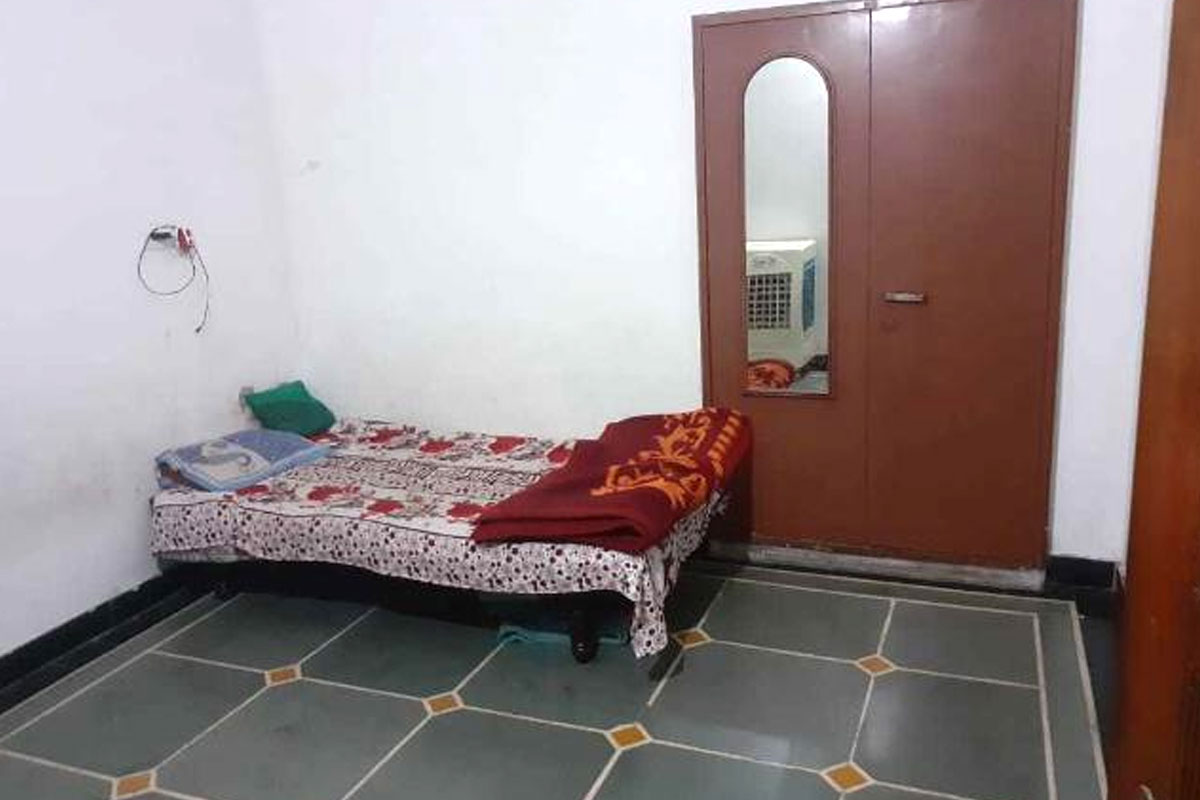  ఓ వ్యక్తి సిటీలోనే ఉంటున్న తన ఫ్రెండ్ ఫ్లాట్ కు రాత్రి పూట వెళ్లాడు. ఫ్రెండ్ లేకపోవడంతో ఫోన్ చేశాడు. ‘నేను వచ్చేసరికి కాస్త ఆలస్యం అవుతుంది. నువ్వు ఫ్లాట్ లోనే ఉండు. తాళం కిటికీని కాస్త నెడితే కనిపిస్తది. తీసుకుని లోపలే ఉండు‘ అని చెప్పాడు. (ప్రతీకాత్మక చిత్రం)