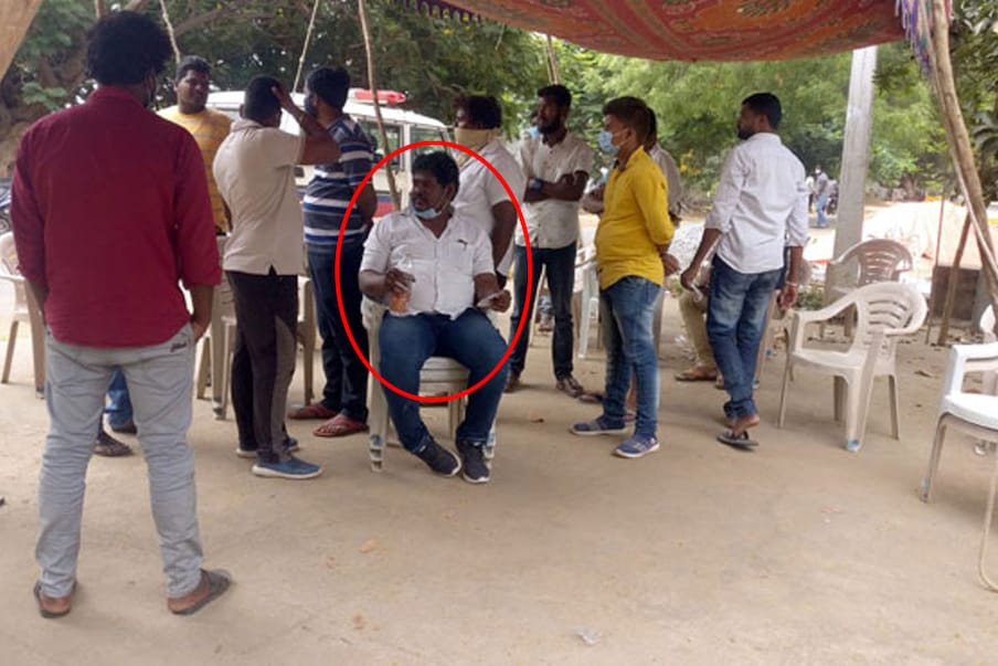  అప్పుల బాధతో చనిపోయిన వాళ్లు ఉన్నట్టే.. అప్పు ఇచ్చి మరీ బాధలు పడుతున్న వాళ్లు కూడా పెద్ద సంఖ్యలోనే ఉన్నారు. తమ ఇంట్లో ఆర్థిక ఇబ్బందులు ఉన్నాయనీ, తీసుకున్న అప్పును తిరిగి తీర్చాలని ఎన్నిసార్లు ఇళ్ల చుట్టూ తిరిగినా రేపుమాపంటూ అప్పిచ్చిన వారిని తిప్పుతూనే ఉండే వాళ్లు కోకొల్లలు. (బాధితుడు గణేష్ ఫైల్ ఫొటో)