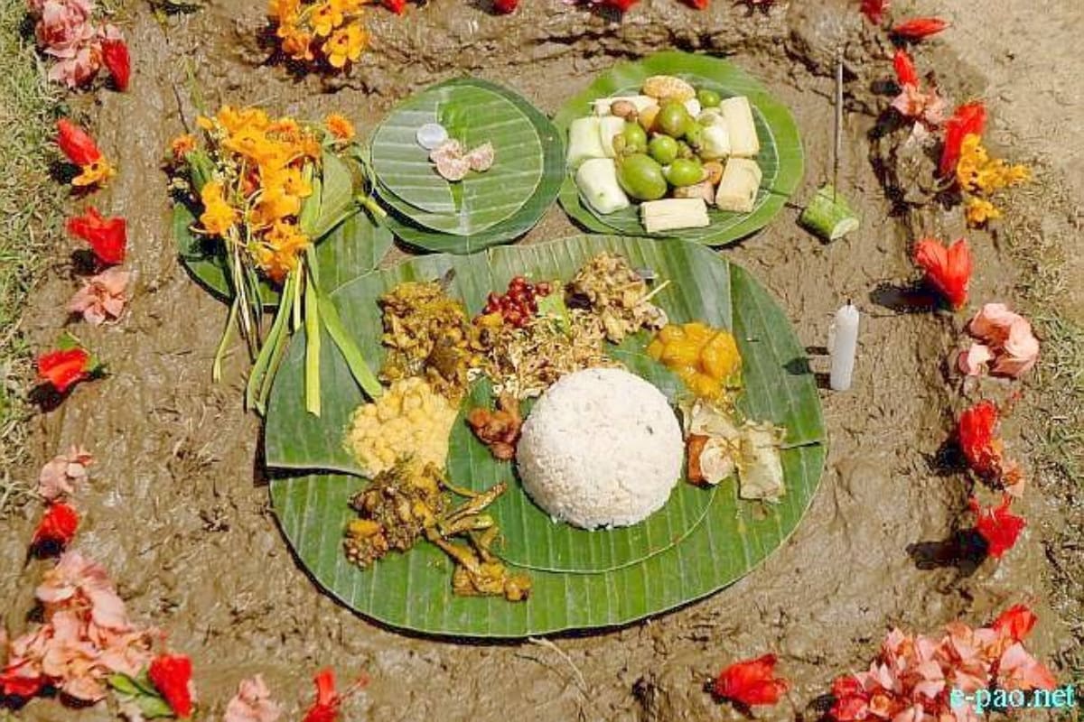  మణిపూర్‌లో సాజిబు నాంగ్మా పన్బా (Sajibu nongma panba) అనే పేరుతో సంవత్సరాదిని ఆహ్వానిస్తారు. ఇదే పండుగను చెయిరాబా (Sajibu Cheiraoba) పేరుతోనూ పిలుస్తారు. ఈ సందర్భంగా... తమ ఇళ్లను సరికొత్తగా డెకరేట్ చేస్తారు. ఇష్టదైవాలకు పూజల తర్వాత... ప్రజలు... ఓ పర్వతం ఎక్కుతారు. జీవితంలో పైకి ఎదగాలన్నది దాని ఉద్దేశం. అలా ఎక్కడంతో పండుగ ముగుస్తుంది. (image credit - twitter)