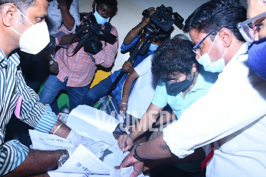  తమిళనాడు అసెంబ్లీ ఎన్నికల్లో ఓటు హక్కు వినియోగించుకున్న విజయ్ (Twitter/Photo)