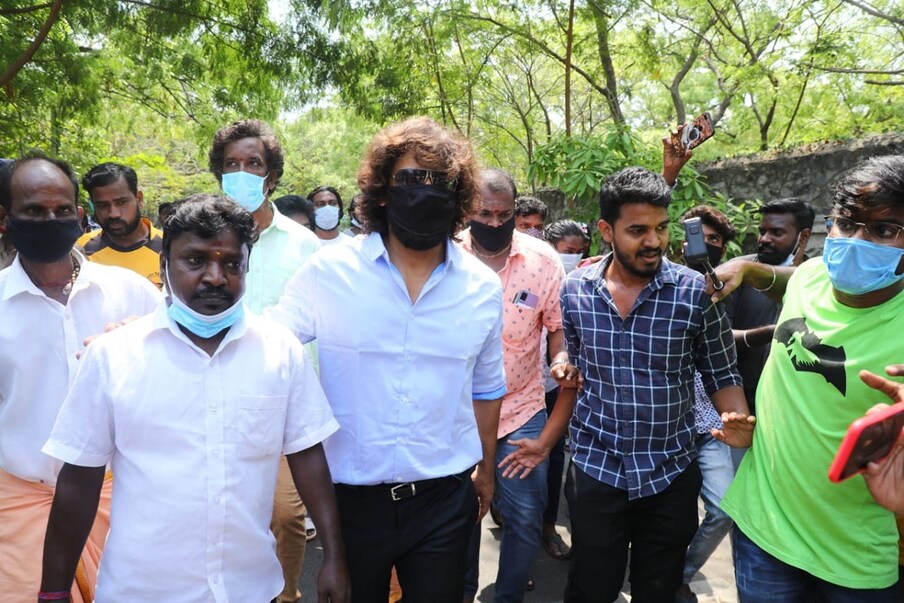  తమిళనాడు అసెంబ్లీ ఎన్నికల్లో ఓటు హక్కు వినియోగించుకున్న చియాన్ విక్రమ్ (Twitter/Photo)