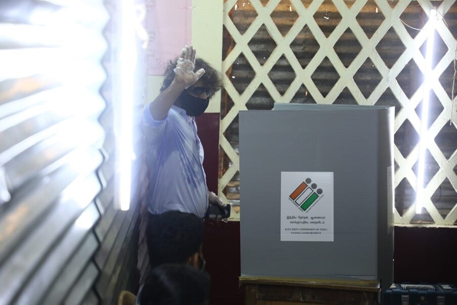  తమిళనాడు అసెంబ్లీ ఎన్నికల్లో ఓటు హక్కు వినియోగించుకున్న చియాన్ విక్రమ్ (Twitter/Photo)