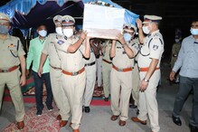 శంషాబాద్ ఎయిర్‌పోర్ట్‌లో జవాన్ మురళీకృష్ణ మృతదేహానికి నివాళులు.. శవపేటికను మోసిన సజ్జనార్
