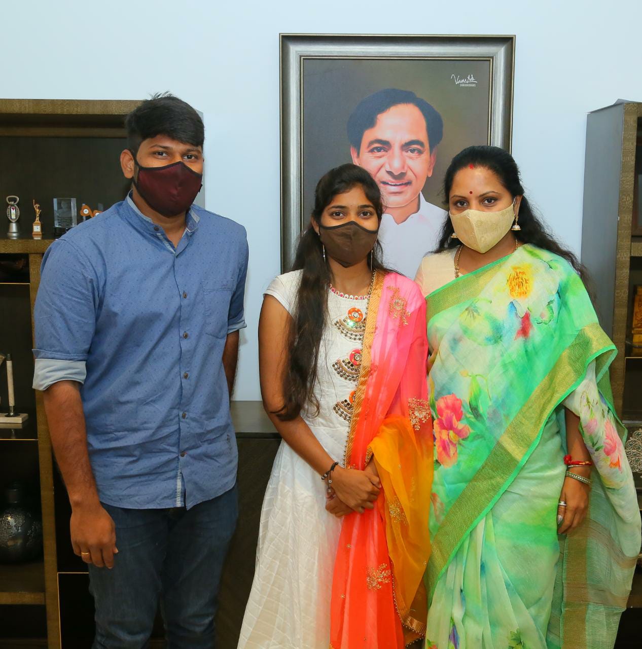  మానసను అభినందిస్తున్న ఎమ్మెల్సీ కవిత