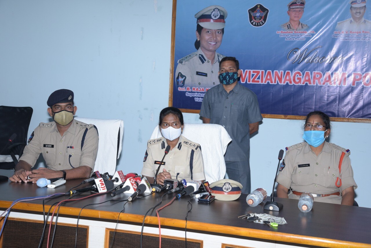  పోలీసులు చెప్పిన వివరాల ప్రకారం  పున్నపురెడ్డి పేటకు చెందిన పున్నపురెడ్డి సత్యం, సీతమ్మలకు సంతానం లేకపోవడంతో .. సత్యం తమ్ముడు కుమారుడైన ప్రసాదును పెంచుకున్నారు. కొన్నాళ్ల వరకు అల్లారుముద్దగానే పెంచుకున్నారు. ఆ తరువాత సత్యం సీతమ్మలకు కొడుకు పుట్టాడు. దీంతో సొంత కొడుకుపై మమకారం పెంచుకున్న దంపతులు తరువాత నిర్లక్ష్యం చేస్తూ వచ్చారు. ఇటీవల పున్నపురెడ్డి సీతమ్మ అదే గ్రామంలోని మరో వ్యక్తి రామారావుతో వివాహేతరం సంబందం కొనసాగిస్తోంది. ఈ విషయాన్నిగుర్తించిన ప్రసాదు తల్లిని పలుమార్లు హెచ్చరించాడు. దీంతో అతడిపై కసి పెంచుకుంది ఆ పెంచిన తల్లి. అడ్డు తొలిగించుకోవాలని ప్లాన్ చేసింది. తన భర్త సత్యం, అక్రమ సంబంధం పెట్టుకున్నరామారావు లను పిలిచి ప్లాన్ ను వివరించింది.