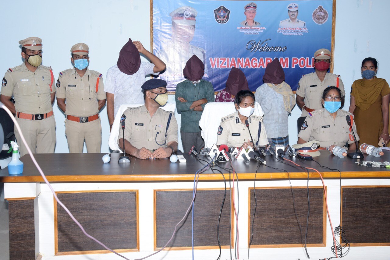  గత నెల 18న విజయనగరం జిల్లా నెల్లిమర్ల మండలం, వెంకన్నపాలెం జగ్గునాయుడు చెరువులో ఓ యువకుడి మృతదేహం బయటపడింది. అనుమానస్పద హత్యగా కేసు నమోదు చేసుకున్న పోలీసులు విచారణ చేసి.. హత్య వెనుక ఉన్న కారణాలను చేధించారు. విజయనగరం జిల్లా గుర్ల మండలం పున్నపురెడ్డిపేట గ్రామానికి చెందిన పున్నపురెడ్డి ప్రసాదుగా మొదట ఆ డెడ్ బాడీని గుర్తించారు. ఈ మృతదేహాన్ని పరిశీలించిన తరువాత దారుణమైన హత్యగా నిర్ధారించారు. దీంతో అన్ని కోణాల్లో పరిశీలించిన పోలీసులు కేసు దర్యాప్తును వేగవంతం చేసి చివరకు తన పెంపుడు తల్లిదండ్రులే ప్రసాదును హత్య చేసి.. చెరువులో పడేసినట్టు గుర్తించారు.