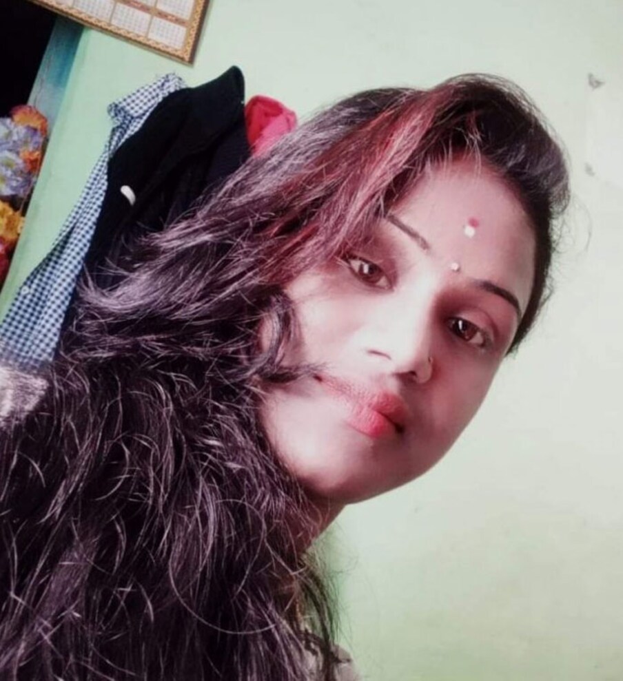  హేమంత్ జైలుకు వెళ్లి వచ్చాక ఆమె ఇంటికి వెళ్లి ఈ ఘాతుకానికి పాల్పడ్డాడు. పోలీసులు తెలిపిన వివరాల ప్రకారం.. సంగీత వయసు 22 సంవత్సరాలు. పెళ్లయింది. ఒక బాబు పుట్టిన తర్వాత భర్తతో ఏర్పడిన మనస్పర్థల కారణంగా విడిపోవాలని నిర్ణయించుకుంది. భర్త కూడా అందుకు అంగీకరించడంతో ఇద్దరూ విడాకులు తీసుకున్నారు.