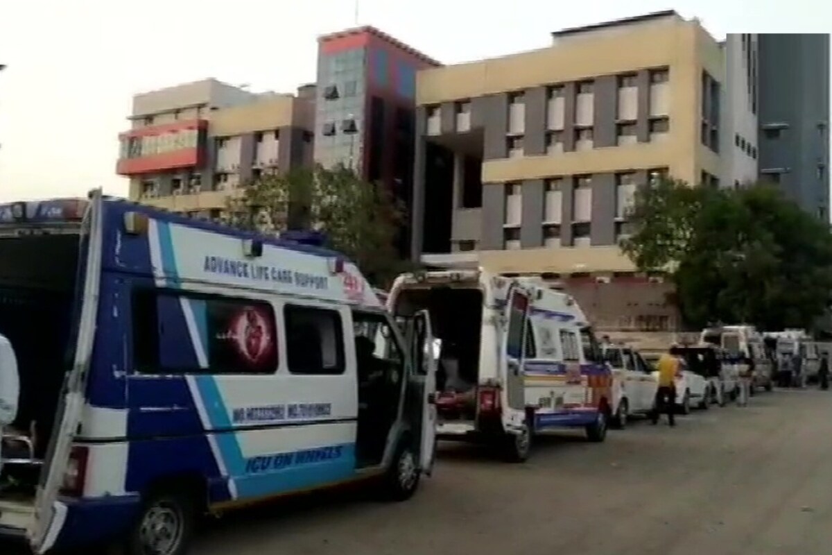  ఇతర రాష్ట్రాల నుంచి తెలంగాణలోకి వచ్చే కరోనా రోగులకు రాష్ట్ర ప్రభుత్వం ప్రత్యేక మార్గదర్శకాలు జారీ చేసింది. అలా వచ్చే కరోనా పేషెంట్లు ముందుగానే ఆస్పత్రిలో బెడ్ కన్ఫర్మేషన్ తప్పనిసరి చేసుకోవాలని ప్రభుత్వం ఉత్తర్వులు జారీ చేసింది. 