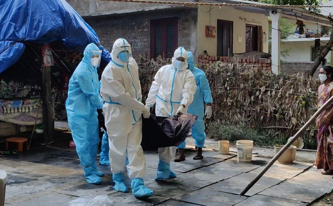  ప్రస్తుతం రోజువారీ అత్యధిక కేసులు ఇండియాలో వస్తుంటే... ఆ తర్వాత టర్కీ (55,802) ఉంది. టర్కీ ఇలా రెండోస్థానానికి రావడం ఇదే తొలిసారి. ఆ తర్వాత అమెరికా, బ్రెజిల్, ఫ్రాన్స్ ఉన్నాయి. రోజువారీ మరణాల్లో తొలిసారి ఇండియా మొదటి స్థానానికి చేరింది. ఆ తర్వాత బ్రెజిల్, మెక్సికో, ఇరాన్, కొలంబియా ఉన్నాయి. అమెరికా 8వ స్థానానికి పడిపోవడం ఆ దేశానికి మంచి వార్త. ఐతే... ఈ లెక్కలు వాస్తవాలు కాకపోవచ్చు. ఎందుకంటే వీకెండ్‌లో చాలా దేశాల్లో కరోనా టెస్టులు సరిగా చెయ్యట్లేదు. ఫలితంగా కేసులు తక్కువగా వచ్చినట్లు కనిపిస్తోంది. (image credit - twitter)