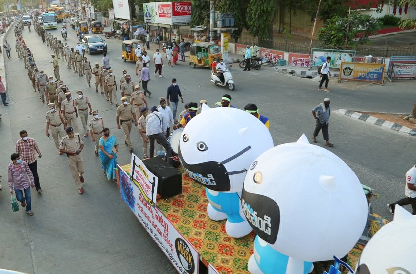  India Corona: భారత్‌లో కొత్తగా 2,61,500 కరోనా కేసులొచ్చాయి. మొత్తం కేసుల సంఖ్య 1,47,88,109కి చేరింది. కొత్తగా 1,501 మంది చనిపోవడంతో... మొత్తం మరణాల సంఖ్య 1,77,150కి చేరింది. దేశంలో మరణాల రేటు 1.2 శాతానికి పెరిగింది. తాజాగా 1,38,423 మంది కరోనా నుంచి కోలుకున్నారు. మొత్తం రికవరీల సంఖ్య 1,28,09,643కి చేరింది. రికవరీ రేటు 86.6 శాతానికి పడిపోయింది. ప్రస్తుతం దేశంలో 18,01,316 యాక్టివ్ కేసులు ఉన్నాయి. దేశవ్యాప్తంగా కొత్తగా 15,66,394 మందికి కరోనా పరీక్షలు చేశారు. భారత్‌లో ఇప్పటి వరకు 26 కోట్ల 65 లక్షల 38వేల 416 టెస్ట్‌లు చేశారు. కొత్తగా 26,84,956 మందికి వ్యాక్సిన్ వేశారు. ఇప్పటివరకు 12 కోట్ల 26 లక్షల 22వేల 590 మంది వ్యాక్సిన్ వేయించుకున్నారు. (image credit - twitter)