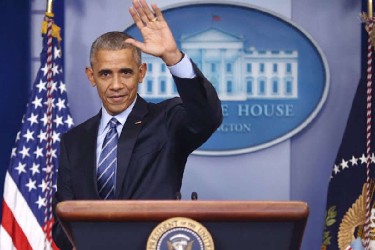  AB Blood Type Personality: A, B గ్రూపుల లక్షణాలు AB గ్రూపు వారిలో ఉంటాయి. ఇతరులకు వీళ్లు అర్థం కారు. డబుల్ సైడ్ ఉంటున్నట్లు ఇతరులు వీళ్లను ఫీలవుతారు. వీళ్లు ఒక్కోసారి B లాగా చాలా ధైర్యంగా ఉంటారు, ఒక్కోసారి A లాగా బాగా మొహమాట పడతారు. చెప్పాలంటే... ఒకే వ్యక్తిలో ఇద్దరు వ్యక్తులు (స్ప్లిట్ పర్సనాల్టీ) ఉన్నారా అనిపించేలా ఉంటారు. అపరిచితుల ముందు ఈ బ్లడ్ గ్రూపు వారు వాస్తవంగా ఉంటారు. ఐతే... వీళ్లు ఎలాంటి వారో కొత్త వారికి అంత ఈజీగా అర్థం కాదు. ఈ గ్రూపు వారి లాగే... ఈ బ్లడ్ గ్రూప్ కూడా ప్రపంచంలో తక్కువగానే ఉంటోంది. AB గ్రూపు వారు చాలా ఆకర్షణీయంగా, అందంగా ఉంటారు. ఈజీగా ఫ్రెండ్స్ అవుతారు. AB టైపు వారితో ఎవరైనా ఫ్రెండ్షిప్ చేస్తే... జీవితంలా బోర్ మూమెంట్ అనేది ఉండదు. ఎప్పుడూ ఇతరులకు ఫన్ ఇస్తూనే ఉంటారు. చిన్న చిన్న విషయాల్ని వీళ్లు పెద్దగా పట్టించుకోరు. అంటే ప్రతీదీ గుచ్చి గుచ్చి చూడరు. లైట్ తీసుకుంటారు. ఐతే... వీళ్లు ఒత్తిడిని జయించడంలో విఫలమవుతుంటారు. వీళ్లు చాలా వేగంగా ఉంటారు. ఇతరులతో డీలింగ్ విషయంలో చాలా జాగ్రత్తగా ఉంటారు. ఇతరుల కోణం నుంచి కూడా విషయాన్ని ఆలోచించగలరు. వీళ్లకు లెక్కలు బాగా వస్తాయి. లాజికల్ స్కిల్స్ బాగా ఉంటాయి. లోతుగా విశ్లేషించగలరు. బరాక్ ఒబామా, మార్లిన్ మన్రో, జాకీ చాన్, జాన్ ఎఫ్. కెన్నడీ ఈ గ్రూపు వాళ్లే. (image crdit - twitter - barack obama)