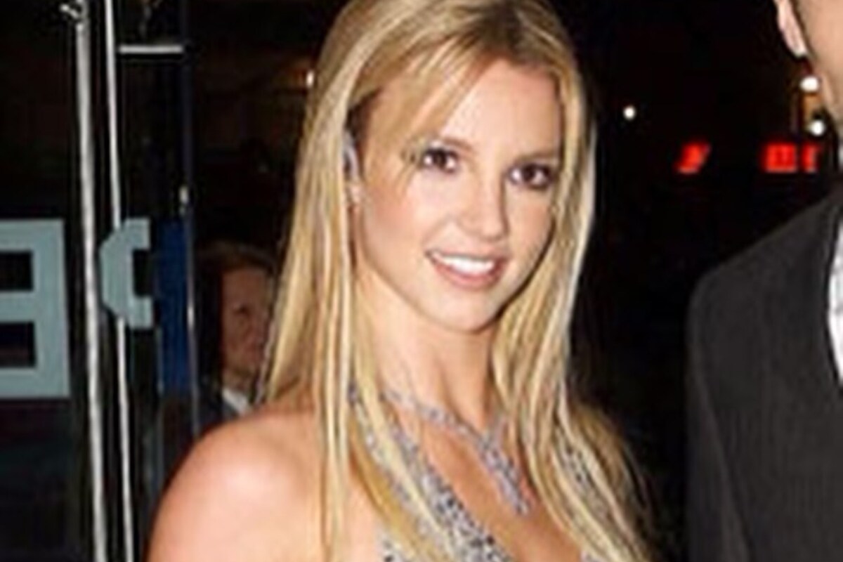  A Blood Type Personality: A బ్లడ్ గ్రూపు వారు తెలివైన వారు. ఏం చేసినా శ్రద్ధతో చేస్తారు. సున్నితంగా (Sensitive) ఉంటారు. సాయం చేసేరకం. వీళ్లు చాలా నమ్మకంగా ఉంటారు. సహనం ఎక్కువ. శాంతిని కోరుకుంటారు. కొన్నిసార్లు అతి సున్నితం అవుతారు. అంటే... తమతోపాటూ సమాజం మొత్తం ఉన్నతంగా ఉండాలని అతిగా కోరుకుంటారు. వీళ్లకు రూల్స్ బ్రేక్ చెయ్యడం నచ్చదు. కచ్చితంగా ఫాలో అవుతారు. నిర్ణయాలు జాగ్రత్తగా తీసుకుంటారు. ఏదైనా నిర్ణయానికి రావడానికి ఎక్కువ సమయం తీసుకుంటారు. ఒకేసారి ఎక్కువ రకాల పనులు వీళ్లు చెయ్యలేరు. ప్రతీదీ శుభ్రంగా, సరైన చోట ఉండాలనుకుంటారు. ప్రతీదీ ప్లాన్ చేసుకుంటారు. ఏం చేసినా పూర్తి ఏకాగ్రతతో చేస్తారు. నిబద్ధతతో ఉంటారు. వీళ్లలో చాలా మందికి OCD (అతి శుభ్రత) సమస్య ఉంటుంది. బాగా ఒత్తిడికి లోనవుతారు. వీళ్లకు యుద్ధం నచ్చదు, గొడవలు నచ్చవు, కలిసిమెలిసి ఉంటారు. అభిప్రాయాలు, ఐడియాలు బాగా పంచుకుంటారు. A గ్రూప్ వాళ్లను మనం బాగా నమ్మొచ్చని కొందరు మానసిక వేత్తలు చెబుతున్నారు. జార్జి బుష్, హిట్లర్, జెట్ లీ, బ్రిట్నీ స్పియర్స్, రిచర్డ్ నిక్సన్ వంటి వారిది ఈ గ్రూపే. (image - britney spears - credit - instagram)