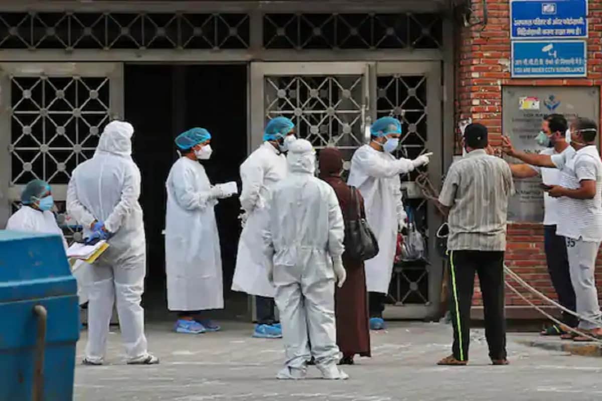  ఏపీలో పరిస్థితి భయపెడుతోంది. రోజు రోజుకూ కరోనా సోకిన వారి సంఖ్య రెట్టింపు అవుతోంది. 20 రోజుల ముందు వరకు కేవలం 100ల్లోనే నమోదైన కేసులు.. ఇప్పుడు పది రెట్లు పెరిగాయి.. మొన్నటి వరకు రెండువేలు ఉండే కేసులు.. ఇప్పుడు ఐదువేల మార్క్ ను దాటిపోయింది. మహారాష్ట్ర, ఢిల్లీ, కర్నాటకల్లో పరిస్థితి ఏపీలోనూ భయపెడుతోంది. ఉత్తరాంధ్రలోని కొన్ని ప్రదేశాల్లో లాక్ డౌన్ నాటి పరిస్థితులు తలెత్తుతున్నాయి. 