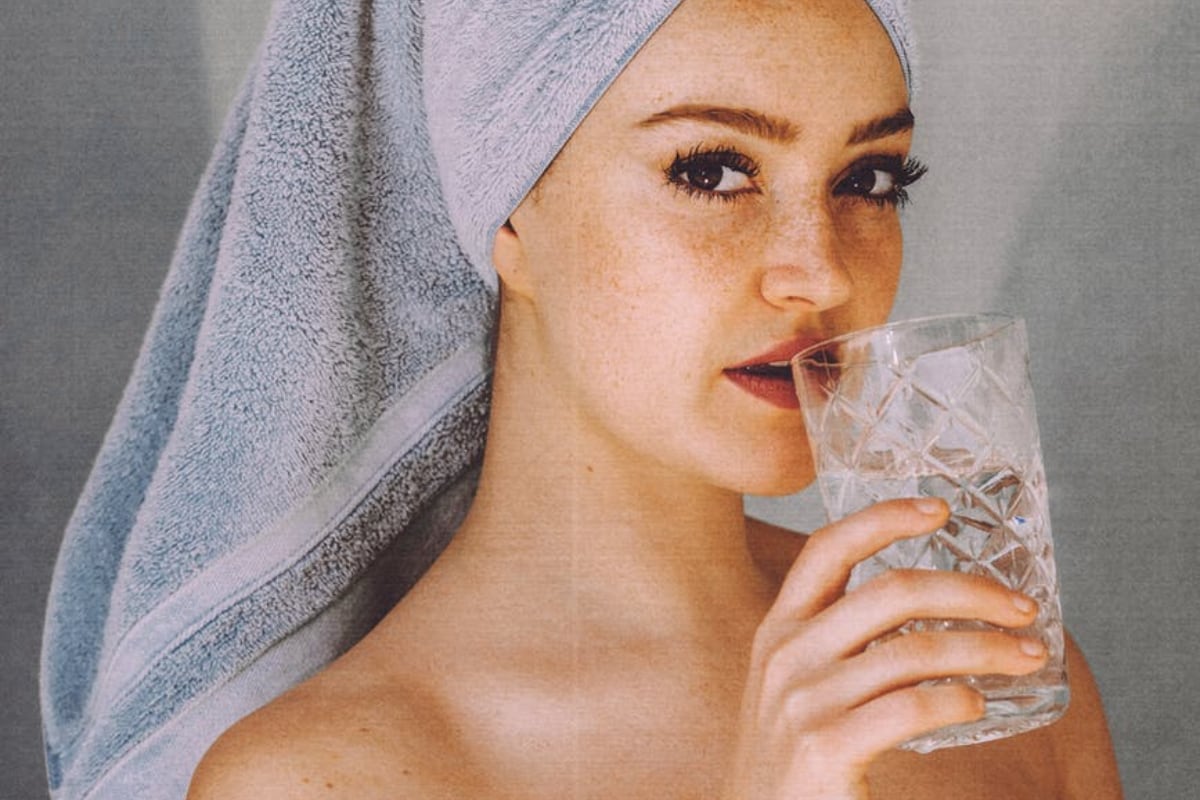  Reason for Thirst: వేసవికాలం వచ్చేసింది.. ఎండలు తీవ్రం అవుతుండటంతో కాసేపు కూడా నిలకడగా ఉండలేరు. సూర్యుడు వీరప్రతాపంతో శరీరంలోని నీరును అమాంతం తాగేస్తుంటాడు. దాహంతో శరీరం నీటిని కోరుకుంటుంది. మీరు జాగింగ్‌కు వెళ్లినా లేదా జిమ్‌లో వర్కౌట్ చేసినా ఎక్కువగా దాహం వేస్తుంది. జనరల్‌గా సాధారణ సమయాల్లో కంటే వేసవిలోనే నీటిని ఎక్కువగా తీసుకుంటారు. బాడీ డీహైడ్రేషన్ కాకుండా తగినంత నీటిని శరీరానికి అందించాలి. అయితే వర్కవుట్లు ఏవీ చెయ్యకుండానే ఉత్తినే పదే పదే నీటిని తాగాలనిపిస్తుంటే మాత్రం జాగ్రత్తగా ఉండాలి. అది మీ అనారోగ్య పరిస్థితిని సూచిస్తుంది. కొంతమందిలో ఉండే అంతర్లీన పరిస్థితుల దృష్ట్యా ఎప్పటికప్పుడు నీటిని ఎక్కువగా కోరుకుంటారు. ముఖ్యంగా ఈ 5 ఊహించని కారణాల వల్ల నీటిని ఎక్కువగా తీసుకుంటారు. (ప్రతీకాత్మక చిత్రం)