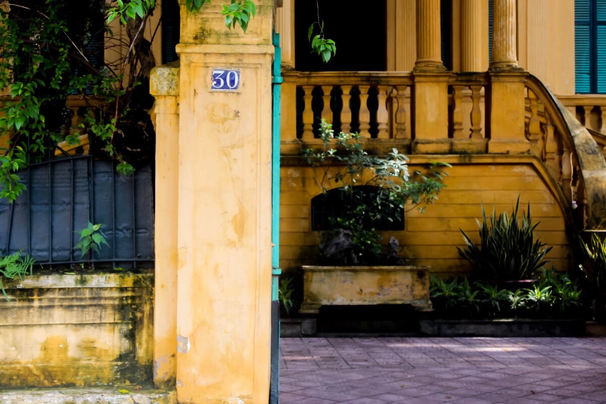  House number 3: ఈ ఇంట్లో వారికి భయం ఉండదు. వీరి దైవ కార్యాల పట్ల ఆసక్తి ఎక్కువగా ఉంటుంది. జీవితాన్ని ఫిలాసపీ కోణంలో చూస్తూ... ఏదీ శాశ్వతం కాదు అని నమ్ముతుంటారు. భక్తి మార్గంలో ఉన్న వీరిని ఎవరూ ఆ మార్గం నుంచి బయటకు తేలేరు. తమ నమ్మకాల పట్ల వీరు చాలా బలమైన విశ్వాసంతో ఉంటారు.