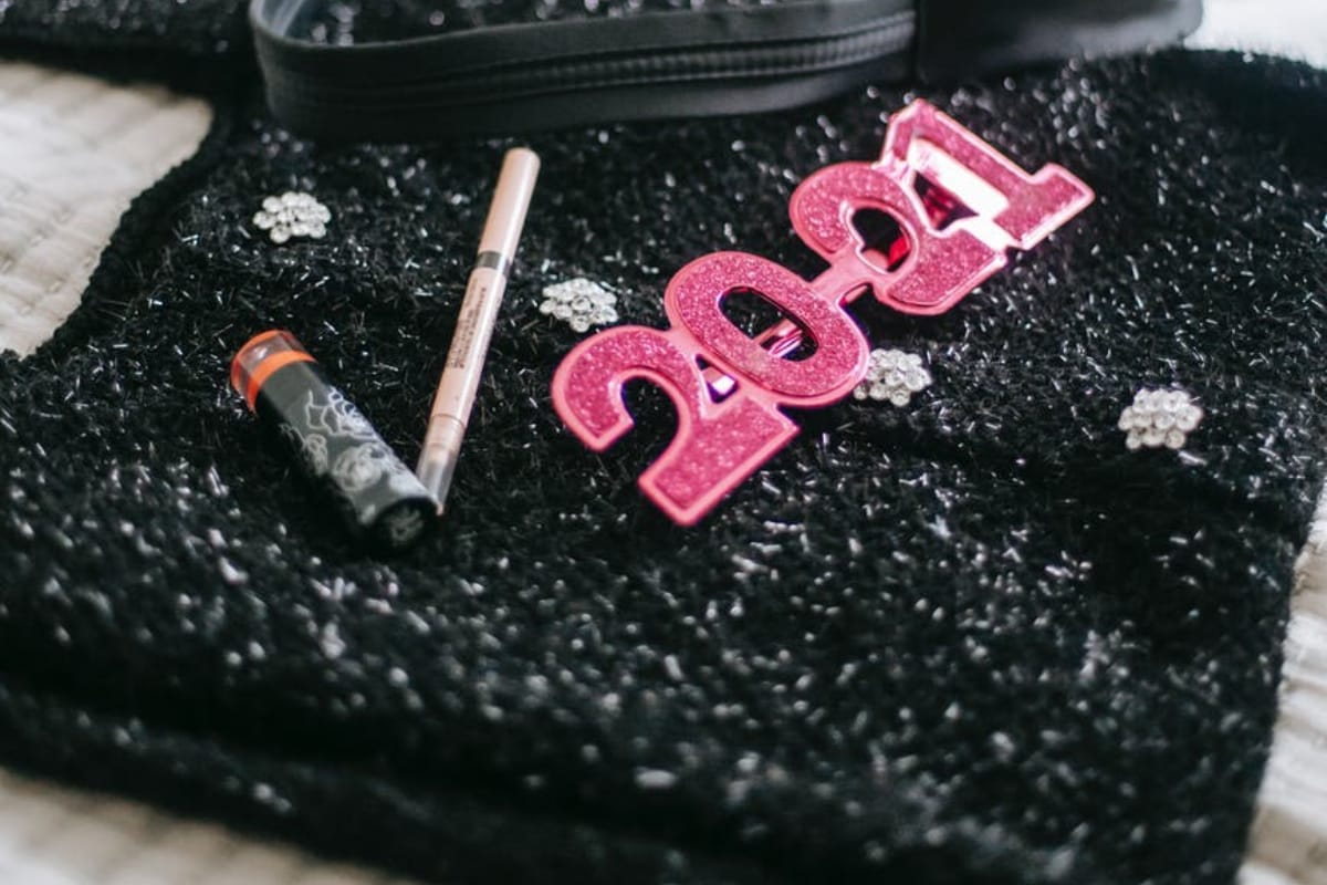  House number 5: ఈ ఇంట్లో వారు ఫుల్ ఎనర్జీతో ఉంటారు. వీళ్లు ఎవరిని కలిసినా... అందరి చూపూ వీళ్లపైనే ఉంటుంది. అంత చలాకీగా ఉంటారు. ఐతే... వీళ్లు అధిక ఉత్సాహం వల్ల అలసిపోతుంటారు. విశ్రాంతిని కోల్పోతారు. వీరి చేతికి డబ్బు బాగానే వస్తుంటుంది. కానీ త్వరగా ఖర్చైపోతుంది. ఎప్పటికప్పుడు ఆనందంగా గడిపేస్తారు. కానీ సేవింగ్స్ వల్ల వీరికి ఎంతో మేలు జరుగుతుంది.