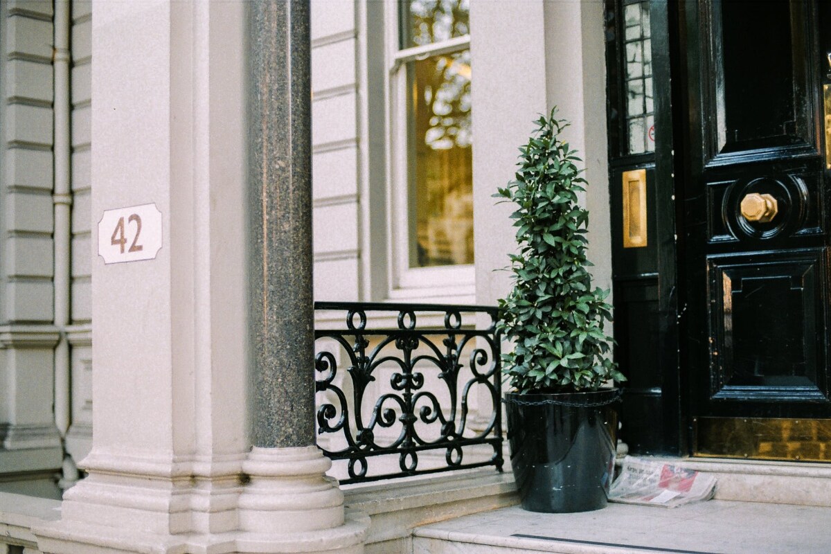  House number 6: వీళ్లు చాలా సైలెంట్. అస్సలు గొడవ పడరు. వీళ్లు తమను తాము జాగ్రత్తగా చూసుకుంటూ... తమ చుట్టూ ఉన్నవారు కూడా జగ్రత్తగా ఉండేలా చేసుకుంటారు. ఈ ఇంట్లో ఉండేవారు... వీలైనంతవరకూ ఇతర ఇళ్లు మారేందుకు ఇష్టపడరు. శాశ్వతంగా అక్కడే ఉండేందుకే సిద్ధపడతారు.