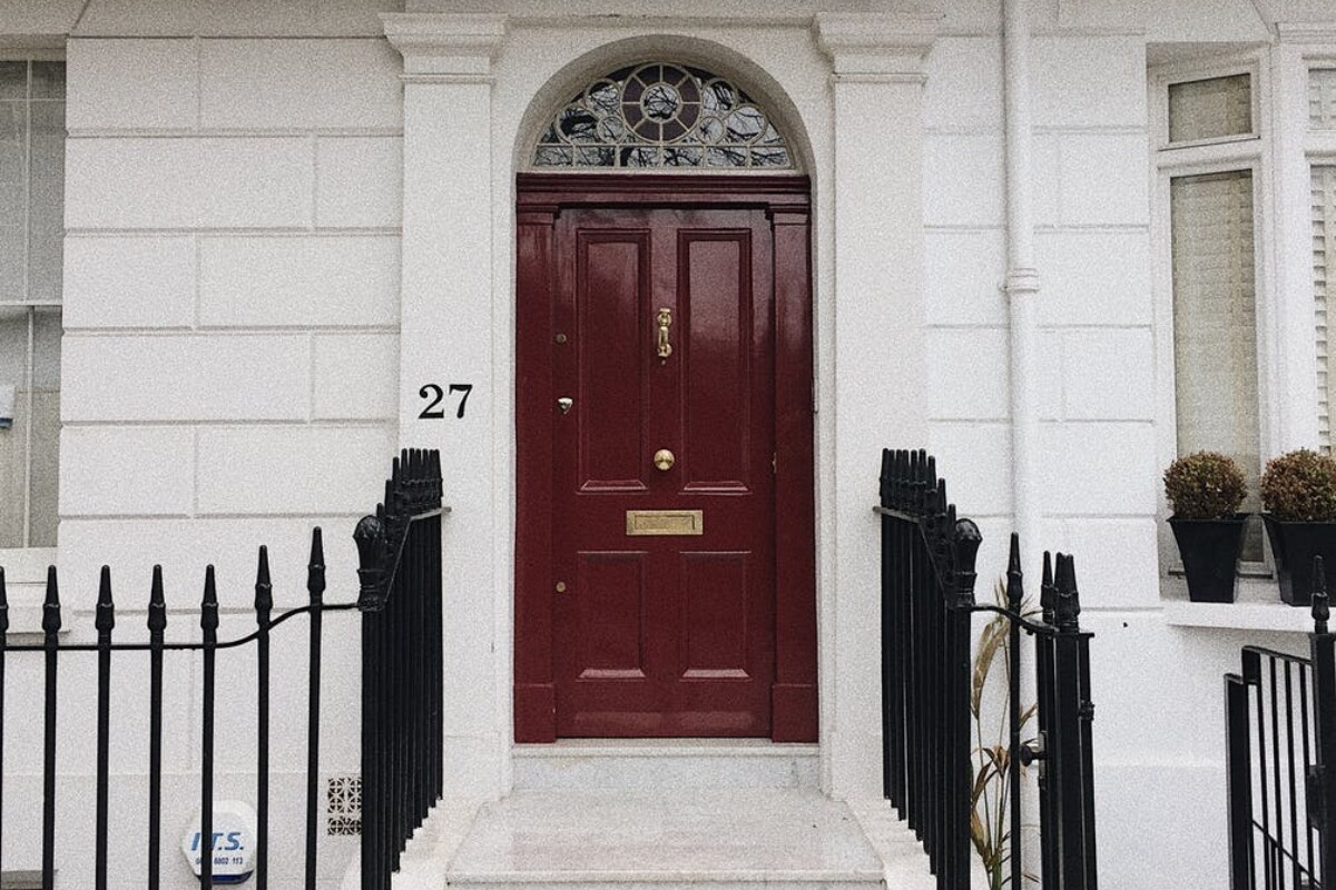  House number 9: ఈ ఇంట్లో ఉన్నవారికి చురుకుదనం కాస్త తక్కువగా ఉంటుంది. ఇతరులు ఏదైనా సూచన చెబితే... వీరు అస్సలు పాటించరు. తాము చేసే పని వల్ల తమకే నష్టం కలుగుతుంది అని తెలిసినా... ఏమైనా కానీ అని అదే చేస్తారు. దాని ఫలితాన్ని అనుభవించడానికి వెనకాడరు. ఈ రూంలో వారు తప్పులు చేస్తారు... వాటి నుంచి గుణపాఠాలు కూడా నేర్చుకుంటూ ముందుకు సాగుతారు.