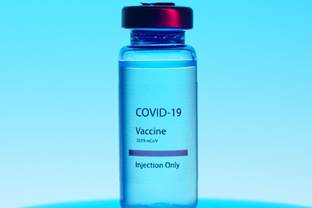  బ్రెజిల్‌ (P.1), సౌతాఫ్రికా (B.1.351) స్ట్రెయిన్లను తట్టుకునేలా కొత్త వ్యాక్సిన్‌ను రూపొందించినట్లు మోడెర్నా ఇటీవలే ప్రకటించింది. అంతలోనే మోడెర్నా సీఈవో ఈ వ్యాఖ్యలు చేయడం ప్రాధాన్యత సంతరించుకుంది. (ప్రతీకాత్మక చిత్రం)