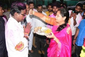 స్వాగతం పలుకుతున్న మంత్రి సతీమణి వసంతలక్ష్మి