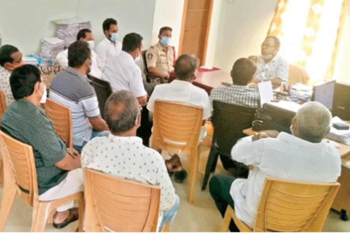  ఈ నెల 18 నుంచి ఉదయం 8 నుంచి మధ్యాహ్నం 2 వరకే షాపులు తెరిచేందుకు వ్యాపారులు నిర్ణయించారు. మిగతా సమయాల్లో మాత్రం షాపులు మూసివేయాలని నిర్ణయించారు. వ్యాపారులతో ఎమ్మార్వో ఉమామహేశ్వరరావు, ఎస్‌ఐ రవికుమార్‌లు సమావేశమై కరోనా కట్టడికి పలు సూచనలు చేశారు. 