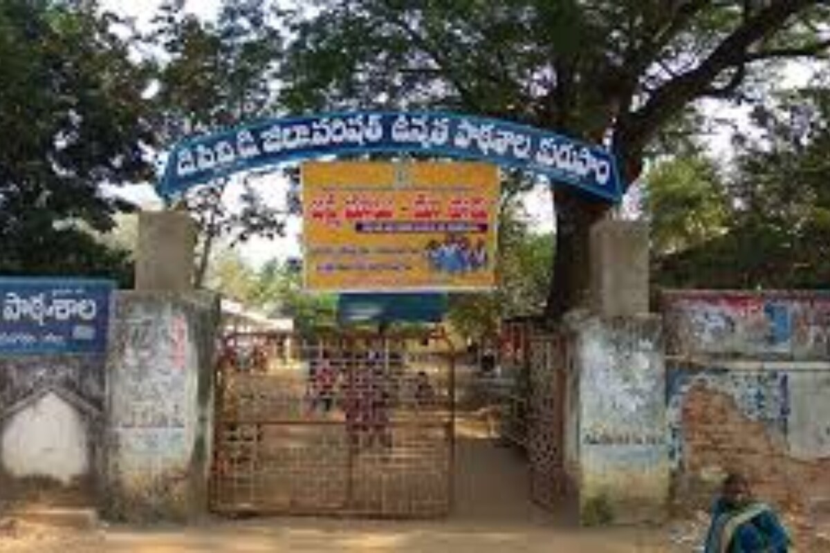  విజయనగరం జిల్లా వ్యాప్తంగా ఇప్పటి వరకు మొత్తం కేసుల సంక్య 42 వేల 585కి పెరిగాయి. అలాగే మరణాల సంఖ్య 238కి చేరాయి. అయితే ఇదే సమయంలో డిప్యూటీ సీఎం పాములు పుష్పశ్రీవాని ఇలాకాలో కేసులు పెరగడం ఆందోళన పెంచుతోంది. దీంతో కురుపాంలో కరోనా కేసులు పెరుగుతున్న దృష్ట్యా వ్యాపారులు స్వచ్ఛంద లాక్‌డౌన్‌కు ముందుకొచ్చారు. 