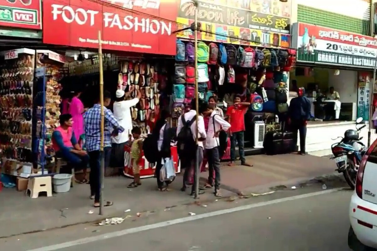  ఇటు అధికారులు, అటు ప్రజలలో టెన్షన్ వాతావరణం నెలకొంది. కొన్ని రోజులుగా .. కేసులు భారీగా పెరుగుతున్నా ప్రజలు నిర్లక్ష్యం వీడడం లేదు. దీంతో విజయనగరం జిల్లాలో ఒక్కసారిగా కరోనా కేసులు పెరిగిపోతున్నాయి. గత నెల వరకు ఒకటి రెండు కేసులతో గ్రీన్ జోన్ లో ఉన్న విజయనగరం జిల్లాలో ఇప్పుడు డబుల్ సెంచరీ పాజిటివ్ కేసులు నమోదవుతున్నాయి. 