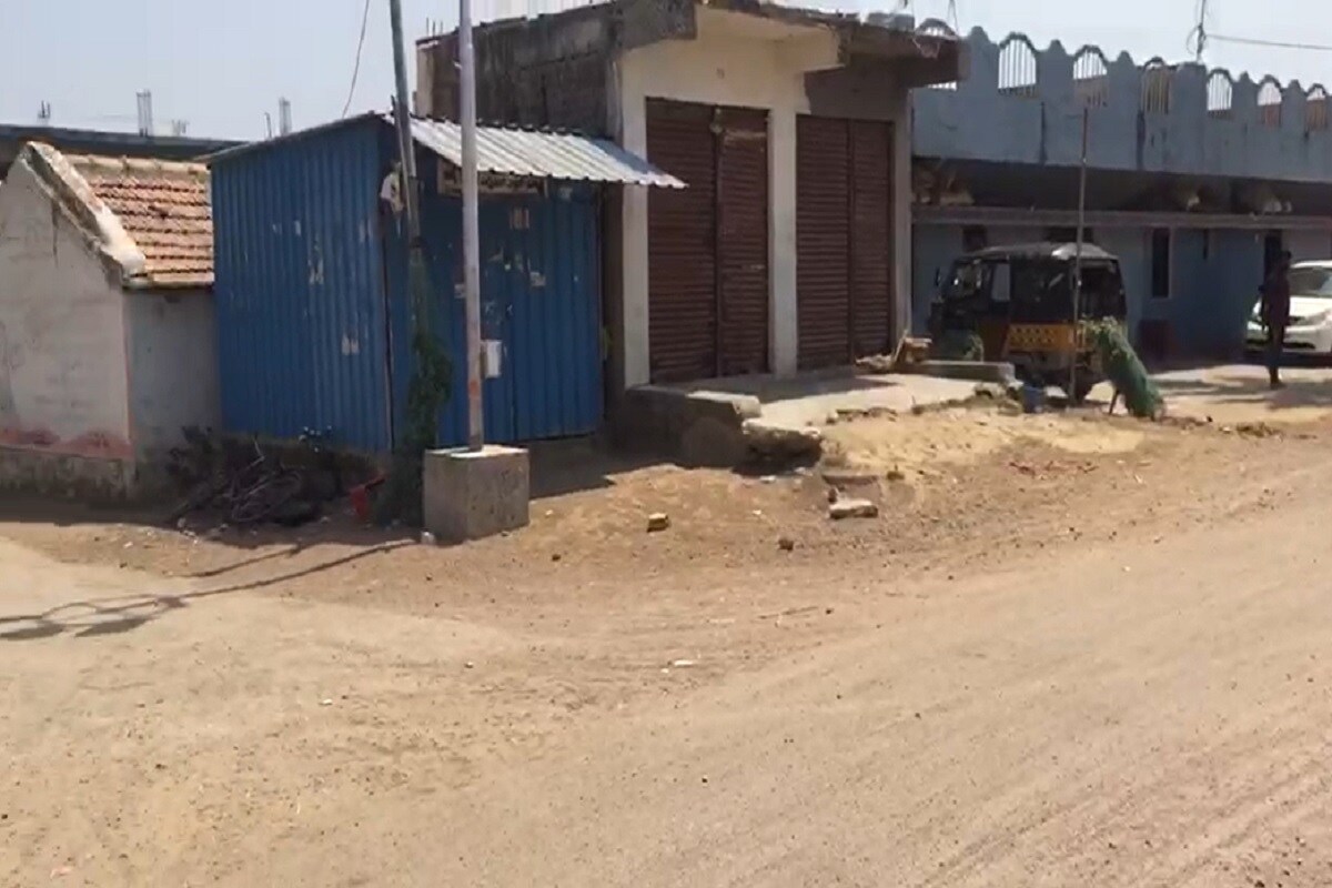  పెద్దమందడి మండలంలోని మనందరి తాండా గ్రామ పంచాయతీలో కరోనా కేసులు పెరుగుతున్న నేపథ్యంలో లో నేటి నుండి స్వచ్ఛందంగా లాక్ డౌన్ అమలు చేసుకుంటున్నట్లు గ్రామ సర్పంచ్ జయంతి ప్రకటించారు. (ప్రతీకాత్మక చిత్రం)