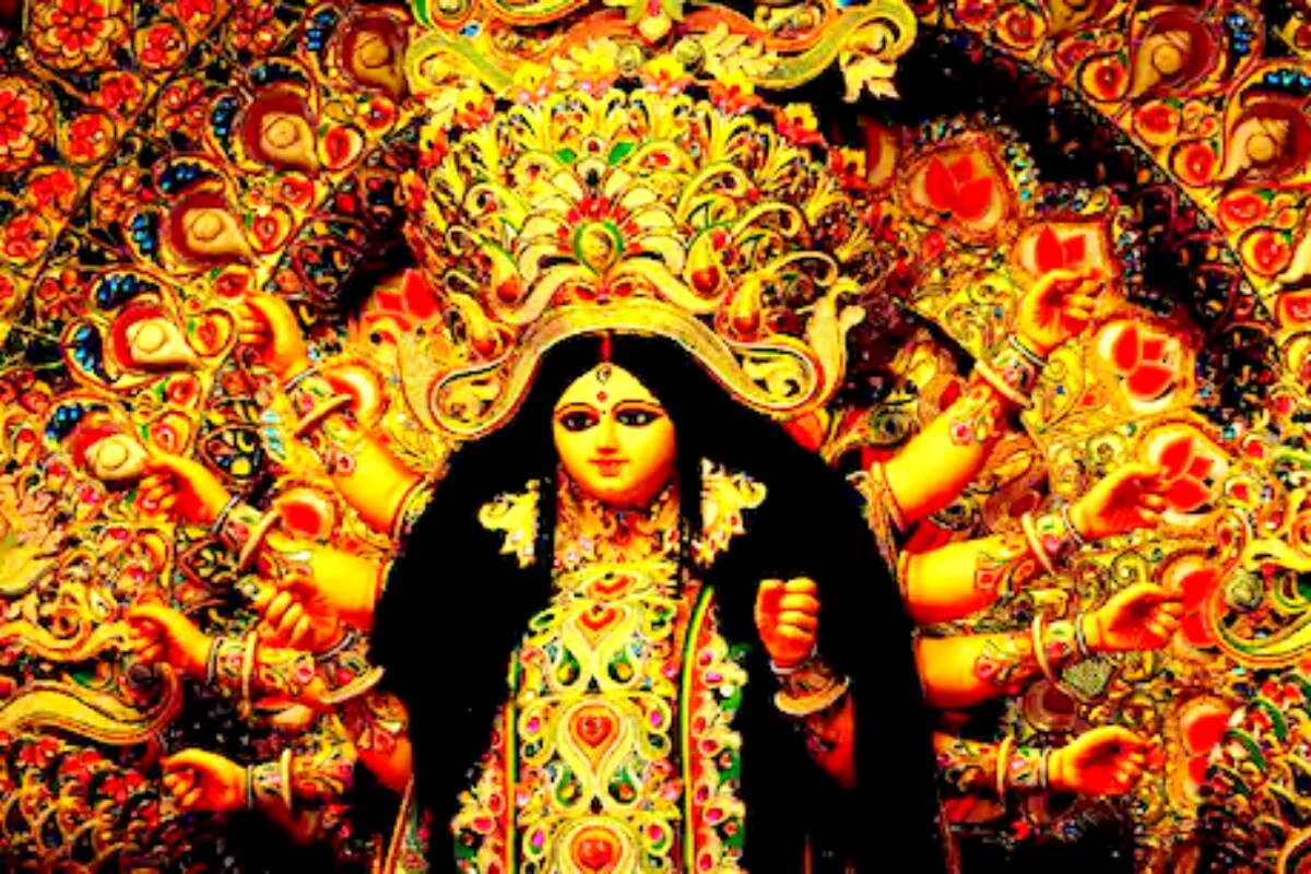  ఇక బెంగాల్ ప్రజలు నవరాత్రి (Navratri) ఉత్సవాలతో కాళికామాతను పూజిస్తారు. ముఖ్యంగా ఈ పండుగలో మహిళలు పెద్ద సంఖ్యలో పాల్గొంటారు. బెంగాల్ మొత్తం భక్తిరసంతో నిండిపోతుంది. (image credit - twitter)